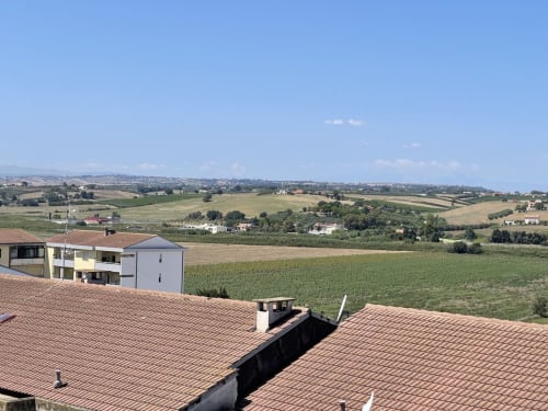 Appartamenti Rigiariloo con tetti in terracotta che si affacciano sui campi verdi e la campagna vicino a San Giacomo degli Schiavoni