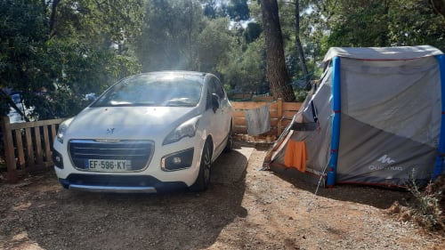 Voiture Peugeot blanche garée à côté d'une tente bleue au camping La Lézardière à La Valette du Var
