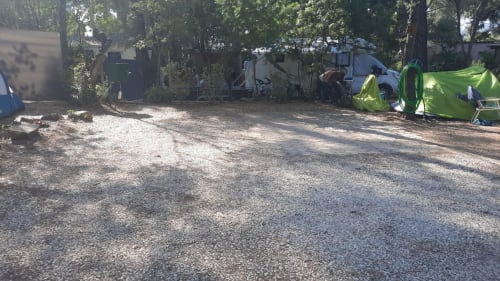 Vue du jardin du Camping La Lézardière avec caravanes, tentes et espaces ombragés à La Valette du Var