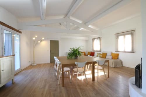 le grand séjour de la maison , une grande pièce de 48m2 avec un haut plafond . Dans le fond à droite , deux banquettes transformables en lit d'appoint 90x200 pour les 9eme et 10 eme personnes éventuelles