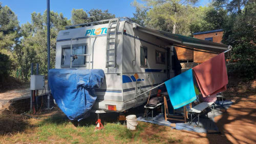 Caravane Pilote au Camping La Lézardière à La Valette du Var avec auvent et corde à linge