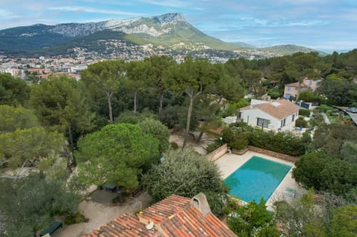 Vue du jardin de Camping La Lézardière avec piscine, pins et montagne à La Valette du Var