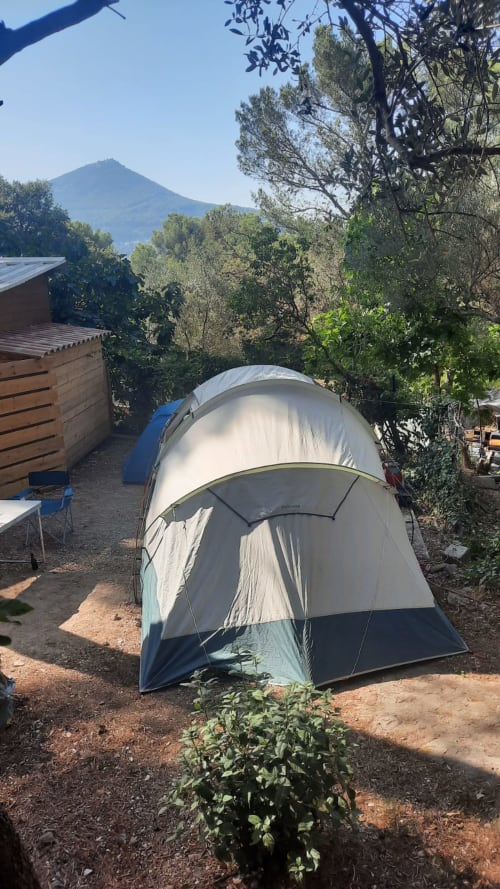 Tente de camping à La Lézardière avec vue sur les montagnes et jardin luxuriant à La Valette du Var