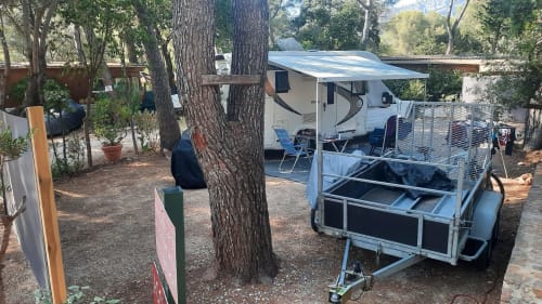 Camping La Lézardière : terrain ombragé avec caravane, remorque et arbres à La Valette du Var