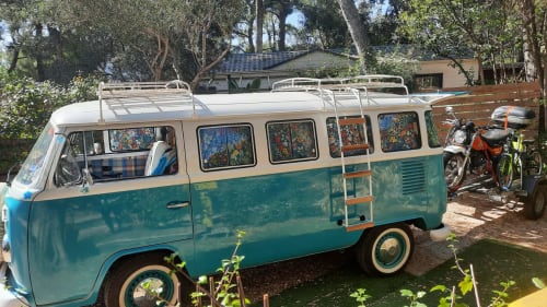 Vintage caravane turquoise au camping La Lézardière à La Valette du Var, stationnée dans un jardin