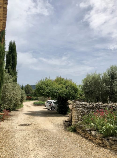 vue de l'entrée du parc et de la zone de stationnement pour vos véhicules