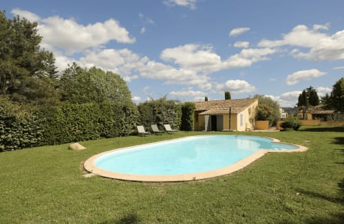 vue de l'espace piscine et de l'arrière de la maison