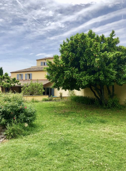 vue de la grande Bastide avec les chambres d'hôtes depuis la piscine