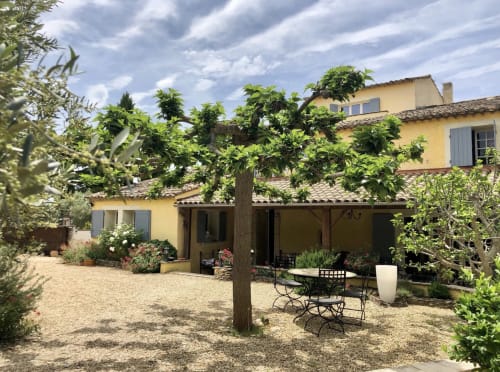vu de l'entrée de la grande Bastide ou sont les chambres d'hotes. On peut prendre le petit déjeuner à l'extérieur sous la terrasse ombragée en période estivale