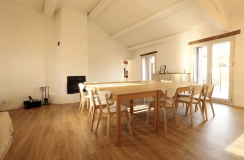 vue du grand séjour et de la cheminée avec insert qui fait le plaisir des hôtes en période hivernale