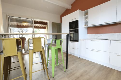 vue de la cuisine aménagée. Vous y trouverez tout le nécessaire pour cuisiner ainsi que les ustensiles de plancha et barbecue. Il y a deux cafetières à disposition , une traditionnelle à filtre et une à capsules Nespresso. Frigo, congélateur, four , four à micro-ondes, plaque induction, lave vaisselle et tous les placards de rangement