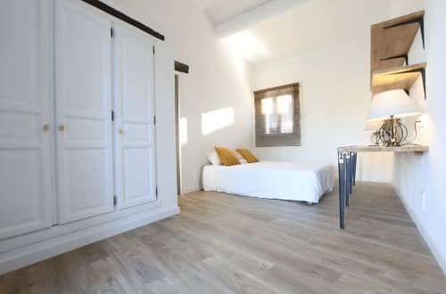 vue de la 3eme chambre avec un espace bureautique si besoin. Nombreuses prises pour les ordinateurs ; wifi dans toute la maison