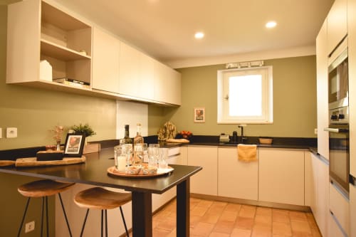 Villa for rent, equipped kitchen, large capacity crockery, rental of reception equipment, oven, microwave, dishwasher, large work surface, floor tiles,