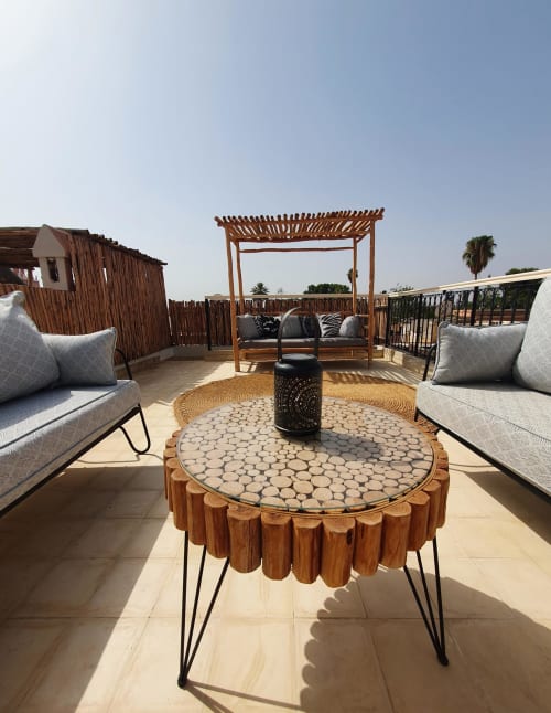 Surterrasse et sa table fabriquée par un artisan marocain
