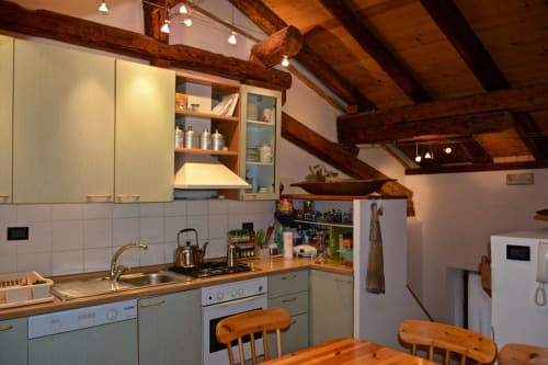 La Tana dell'Orso,splendida struttura Agrituristica appena rinnovata nel centro storico di Forni di Sopra ha degli splendidi terrazzi dove è consentito fumare. Gli appartamenti sono tutti dotati di WeFi fibra super veloce , Smart TV satellitare + Netflix. Inoltre la struttura ha tre parcheggi e consente l' accesso agli animali :Free Parking e Pet frendly. Inoltre in struttura troverete chi su richiesta ofre il servizio di accompagnatore per splendide escursioni in una natura incontaminata ricca di sorprese e potrete visitare i posti più belli e nascosti del comprensorio di Forni di Sopra. www.giacomelli-house.com