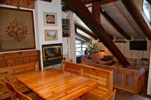 La Tana dell'Orso,splendida struttura Agrituristica appena rinnovata nel centro storico di Forni di Sopra ha degli splendidi terrazzi dove è consentito fumare. Gli appartamenti sono tutti dotati di WeFi fibra super veloce , Smart TV satellitare + Netflix. Inoltre la struttura ha tre parcheggi e consente l' accesso agli animali :Free Parking e Pet frendly. Inoltre in struttura troverete chi su richiesta ofre il servizio di accompagnatore per splendide escursioni in una natura incontaminata ricca di sorprese e potrete visitare i posti più belli e nascosti del comprensorio di Forni di Sopra. www.giacomelli-house.com
