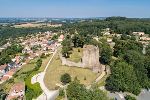 Pouzauges Petite Cité de Caractère
Au premier plan les ruines du château qui domine la cité et, au-delà, le bocage vendéen.
Photo Vendée Expansion