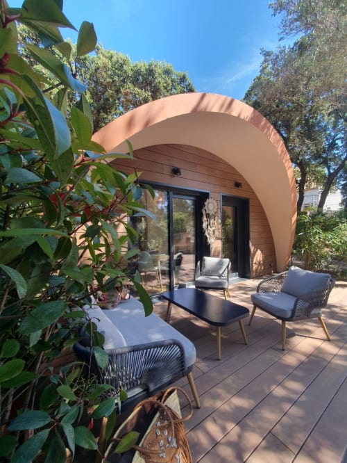 Hébergement moderne en pod arrondi avec coin salon sur terrasse au Camping La Lézardière, La Valette du Var