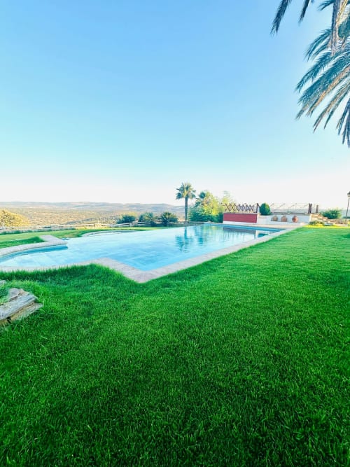 Piscina de lujo con jardín impecable con vista a las montañas de Mérida, resort Gestyp-AT