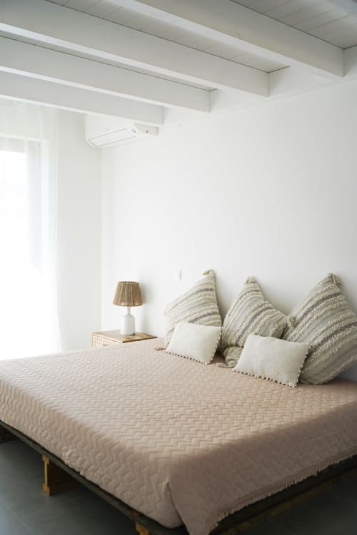 Quarto luminoso da villa Casa Barranco em Bordeira com cama, almofadas listradas, abajur e ar condicionado.