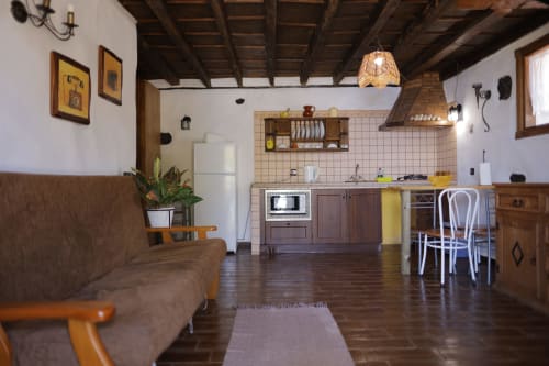 Rustic cottage kitchen and living area at Casonas de Marengo in Icod de los Vinos with wooden beams and traditional décor
