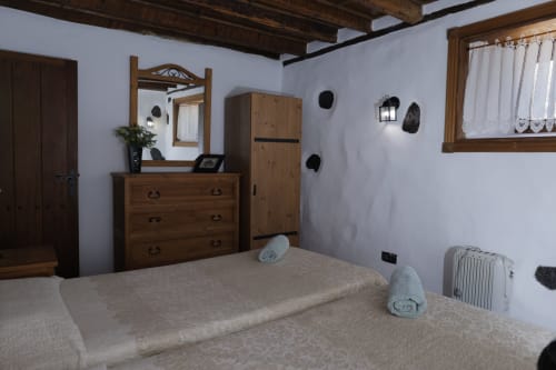 Rustic bedroom at Casonas de marengo cottage in Icod de los Vinos with wooden furniture and white walls