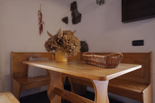 Wooden dining table with dried flowers and woven basket at Casonas de Marengo cottage in Icod de los Vinos