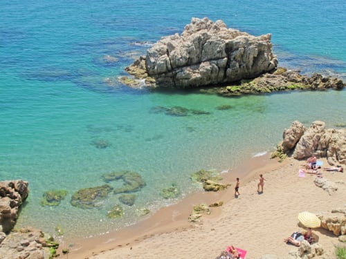 Insenatura mediterranea incontaminata vicino all'ostello Can Ricós a Vallgorguina, Barcellona con acque turchesi cristalline e rocciosa