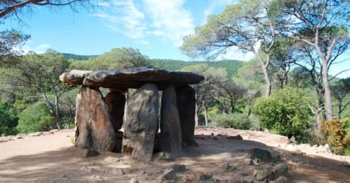 Antico dolmen circondato da pini all'ostello rurale Can Ricós a Vallgorguina, Barcellona