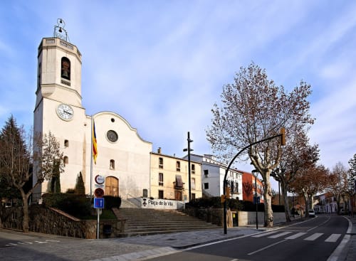 Chiesa e piazza a Vallgorguina, Barcelone, vicino all'ostello rurale Can Ricós