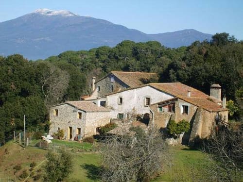 Ostello rurale Can Ricós a Vallgorguina, Barcellona, circondato da colline e montagne verdeggianti