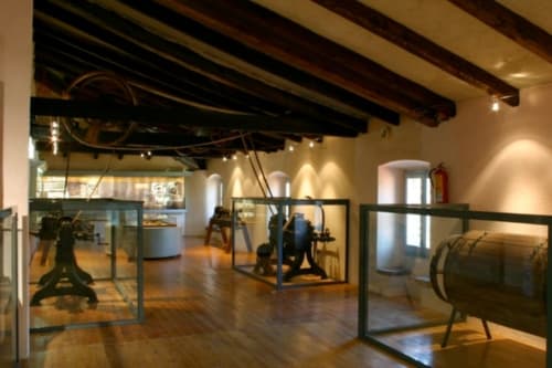 Spazio museo industriale o galleria presso l'ostello rurale Can Ricós a Vallgorguina, Barcellona, con travi a vista e arredi vintage