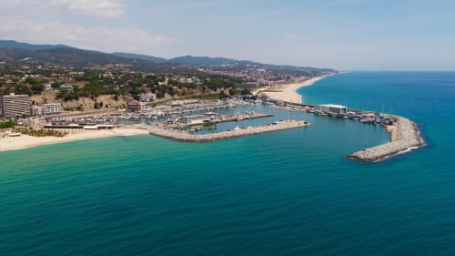 Marina costiera mediterranea e spiaggia vicino a Barcellona con acque turchesi e spiagge sabbiose