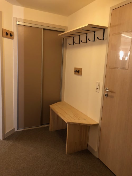 Entrée avec banc et étagère casques