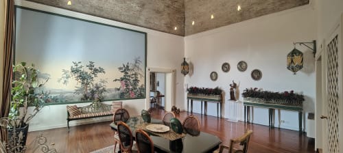 Elegante sala da pranzo nella Suite Patrimonio Mondiale di Assisi con pavimenti in legno, tavolo decorato, opere d'arte incorniciate e viste panoramiche