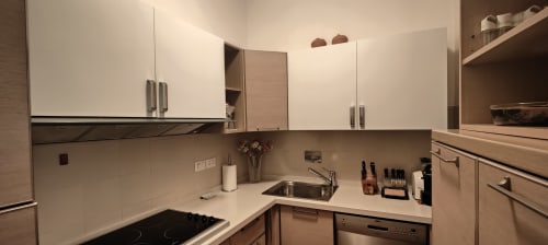 Cucina moderna nella suite World Heritage di Assisi con cabinetry bianca, elettrodomestici in acciaio inox e piastrelle