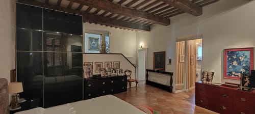 Suite Patrimonio dell'Umanità ad Assisi con travi a vista, guardaroba nero, mobili in legno scuro e arredamento tradizionale