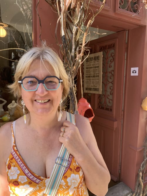Femme souriante à l'entrée de Chambres d'hôtes Lady Jule à Sainte-Luce-sur-Loire, France