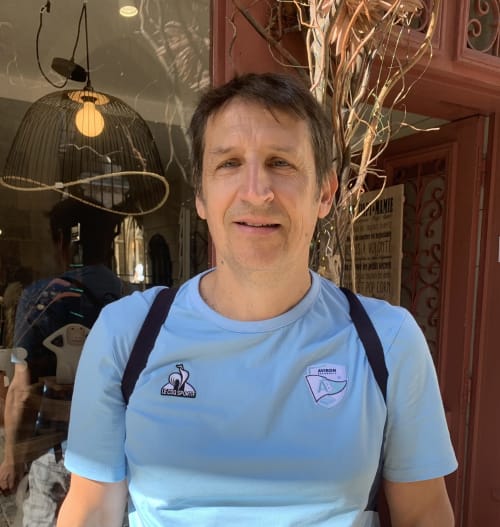 Homme en tenue de sport bleu clair à Lady Jule B&B à Sainte-Luce-sur-Loire, France