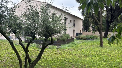 Tuscan-style villa surrounded by olive trees and lush gardens at La Conciergerie De Franck in Boissieres