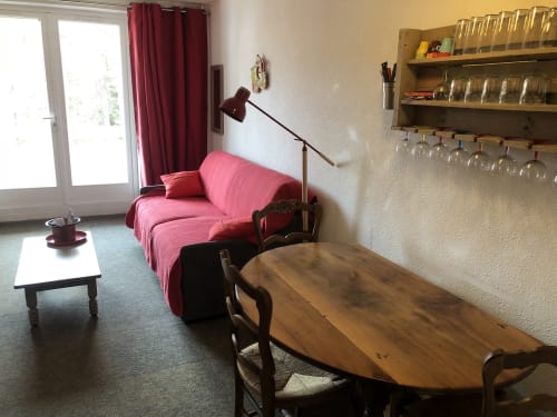  "Vue du salon et de la table à manger de l'appartement à Vars-les-Claux, créant un espace ouvert et convivial, parfait pour se détendre et partager des repas après une journée à la montagne."
