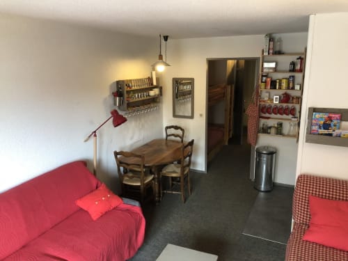  "Vue alternative du salon de l'appartement à Vars-les-Claux, offrant une perspective différente qui met en valeur l'espace lumineux et accueillant, parfait pour se détendre après une journée en montagne."