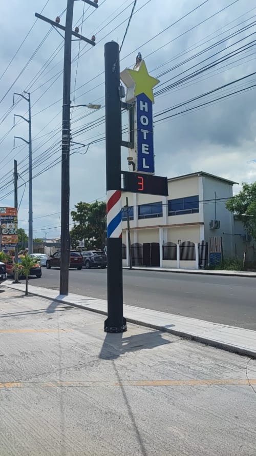 Letrero del Hotel Estrella con estrella amarilla y marquesina azul en Matamoros, México