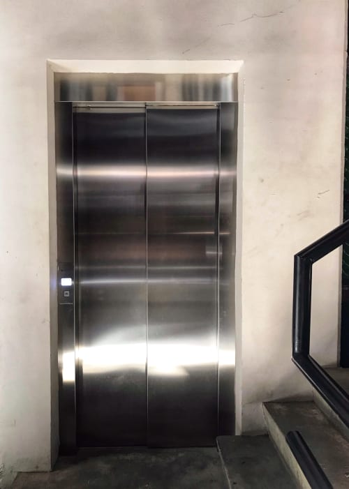 Moderno ascensor de acero inoxidable en el edificio de apartamentos Pares Homes en la Ciudad de México