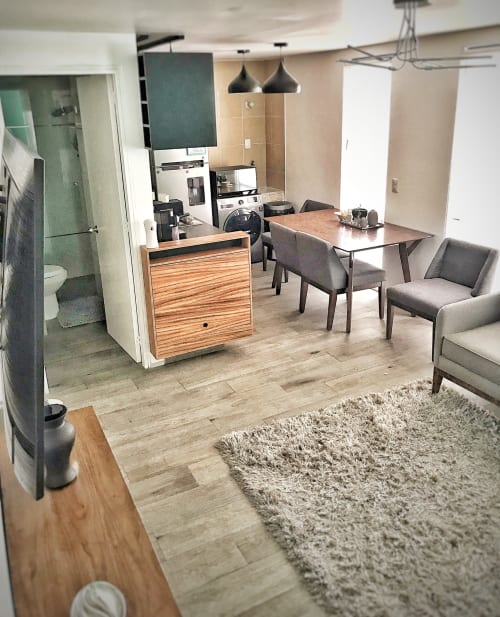 Apartamento moderno en CDMX de Pares Homes con cocina abierta, comedor y sala de estar con piso de madera y