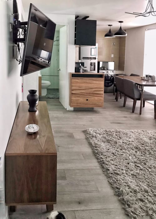 Apartamento moderno en CDMX en Pares Homes con cocina abierta, comedor, TV de pared y mobiliario contemporáneo