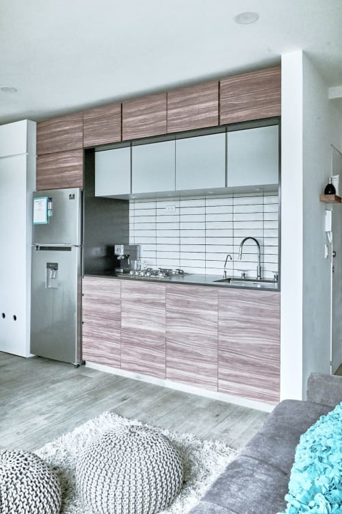 Cocina moderna en apartamento Pares Homes, Ciudad de México, con gabinetes de madera, electrodomésticos de acero inoxidable y azulejos blancos tipo metro