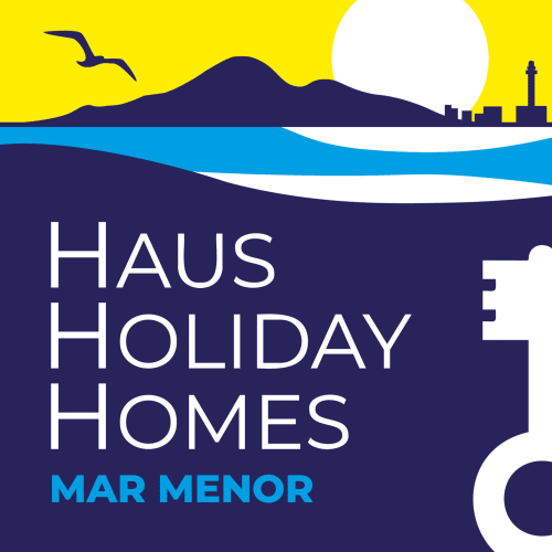 Branding de Haus Holiday Homes Mar Menor: resort costero con paisaje marino y silueta de velero