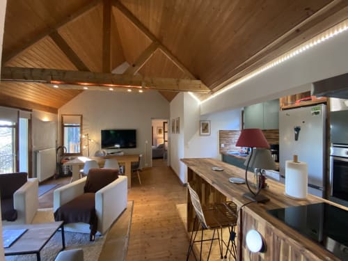 Espace de vie ouvert dans l'appartement des pins avec plafond cathédrale, îlot de cuisine et mobilier contemporain à Quend Plage les pins