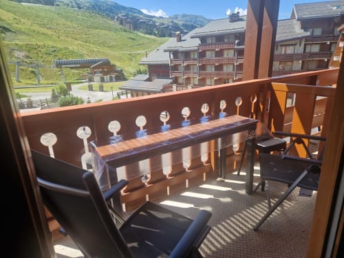 Balcon avec baby-foot surplombant les montagnes alpines à CMD Méribel Le Pralin, Les Allues